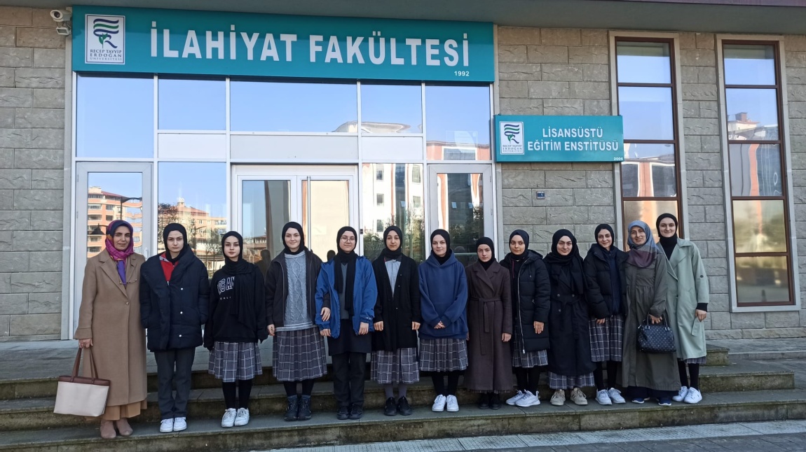 Genç Yazarlar ve Şairler Kulübünden RTEÜ İlahiyat Fakültesi Kütüphanesine Ziyaret